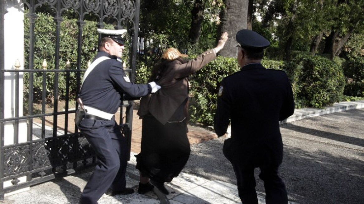 Μέχρι τον κήπο του Προεδρικού Μεγάρου εισέβαλε η Ελένη Λουκά και συνελήφθη